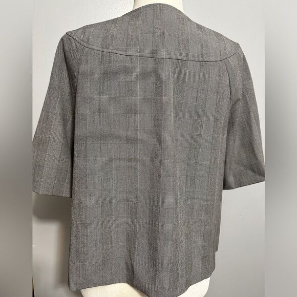 Philosophy by Repubic short sleeve blazer. Size 10. Three buttons in the front - Picture 4 of 4